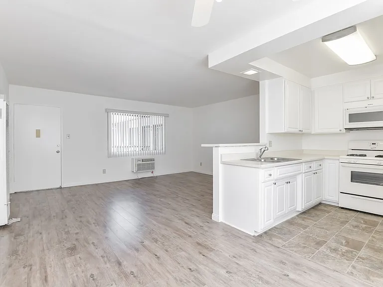 1799 N Hollywood Way — Photo 26