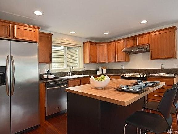 Kitchen with large island