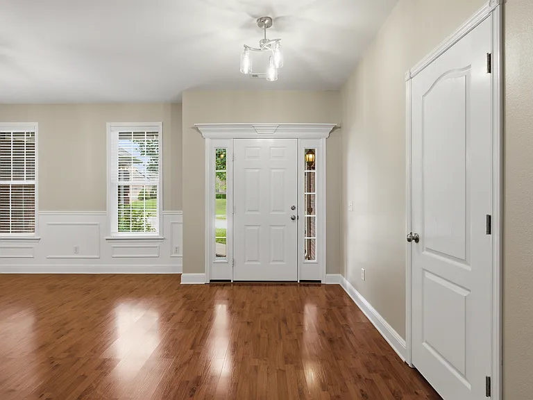 305 NW Palomino St — Photo 6