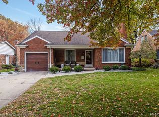 1219 Hawthorne Rd, Grosse Pointe Woods, MI 48236