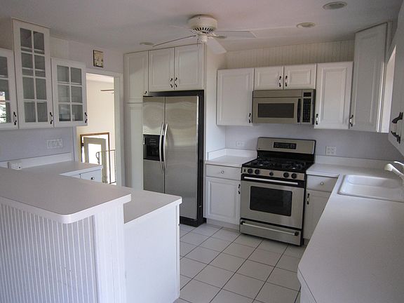 2nd image of 895 Hillandale Dr