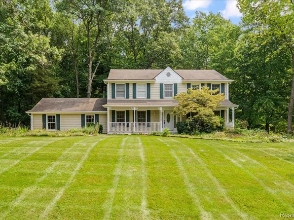 9019 Silver Pine Dr, South Lyon, MI 48178