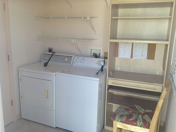Laundry room /Desk