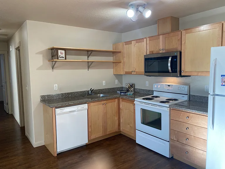 Riva Courtyard Apartments — Photo 31
