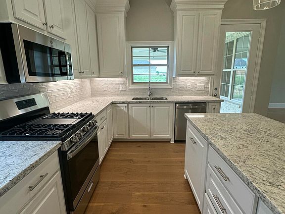 5th image of 385 Aurora Cir