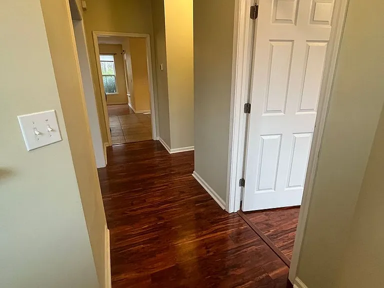 132 Avonshire Dr — Photo 2
