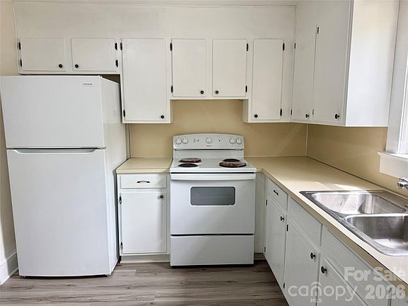 2nd image of 2025 28th St NE