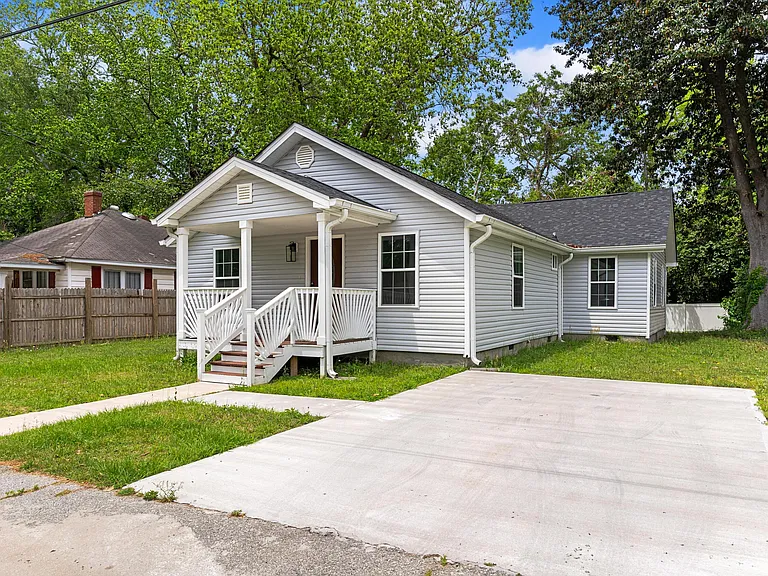 565 Louis St — Photo 2