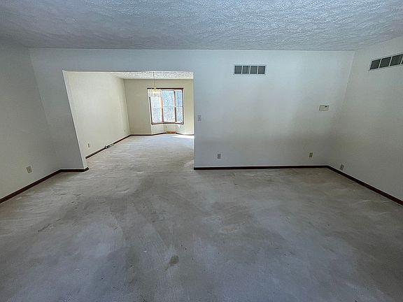 3rd image of 4003 Oak Grove Dr