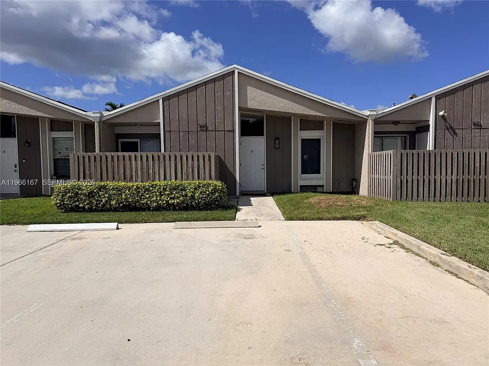 504 Woodgate Cir #C