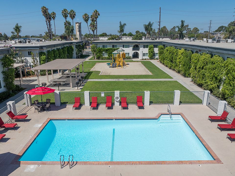 800 Side Pool and Playground