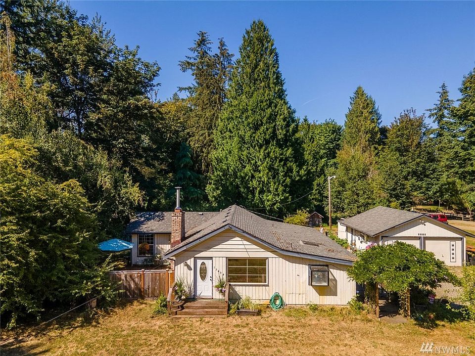 Welcome to this mid-century rambler in a great Kent location near Reber Ranch and Trader Joe's.