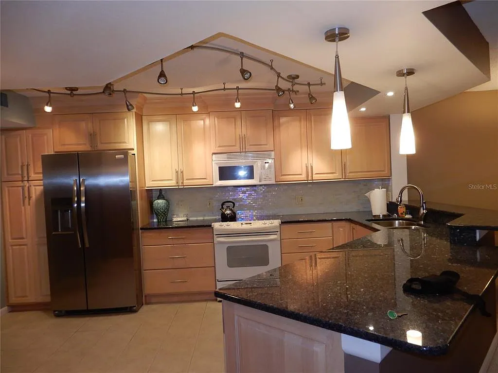2 bed, 2.0 bath, 1255 sqft, $4,300 — Photo 3