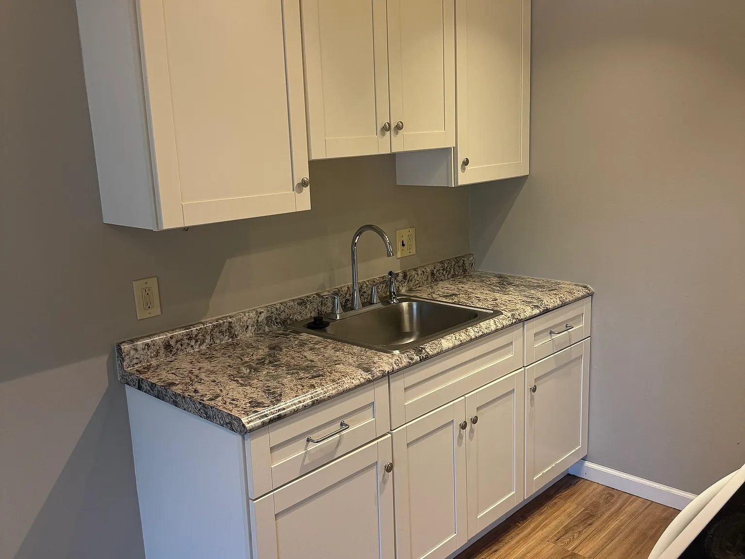 1 bed, 700 sqft, $1,100 — Photo 3