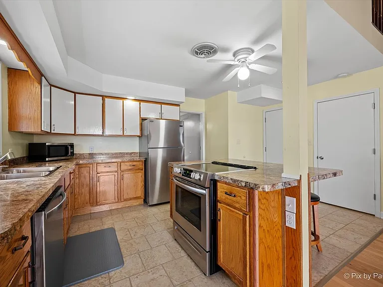 702 N View St — Photo 8