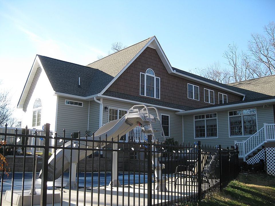 2nd image of 223 N Oakwood Rd