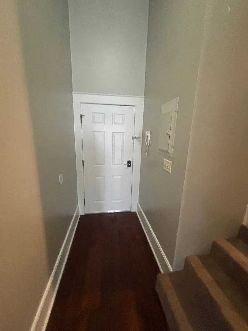 Cute Upstairs Down Town Apartment! — Photo 2