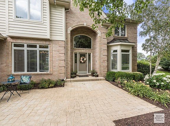 Inviting paver courtyardw/gorgeous landscape!