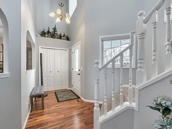 4th image of 144 W Springmere Close