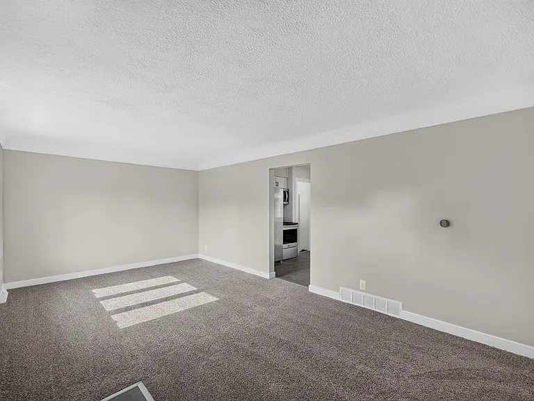 3902 43rd St — Photo 3