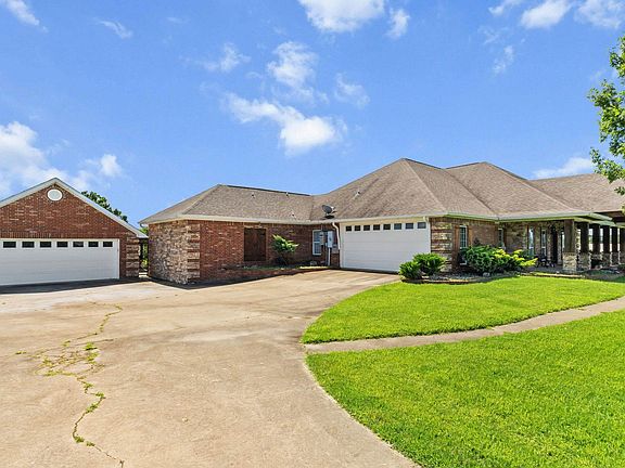 2nd image of 1142 Oakridge Dr
