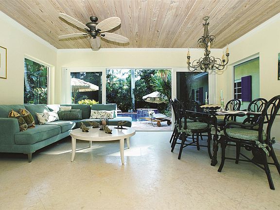 5th image of 802 NE 1st Ct