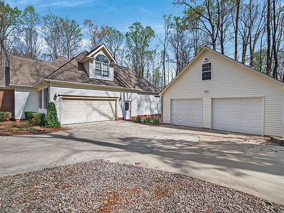 3rd image of 228 Tamworth Dr