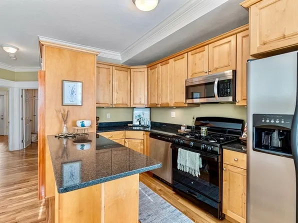 132 W 8th St #3, South Boston, MA 02127