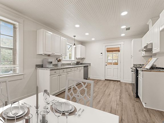 2nd image of 1018 Rodeo Dr