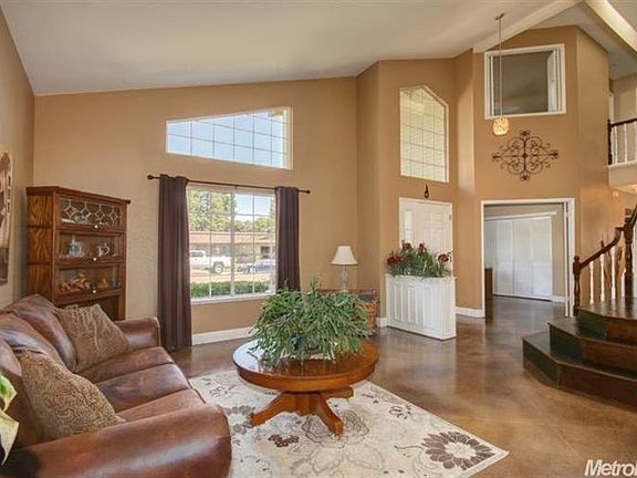 3rd image of 579 Oakborough Ave