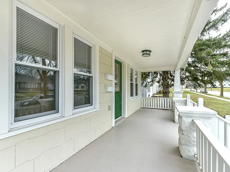 3756 S Whitnall Ave — Photo 3