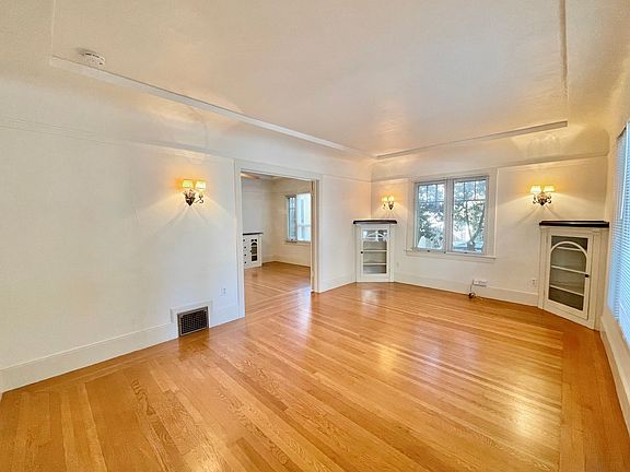 2nd image of 928 27th St APT 2