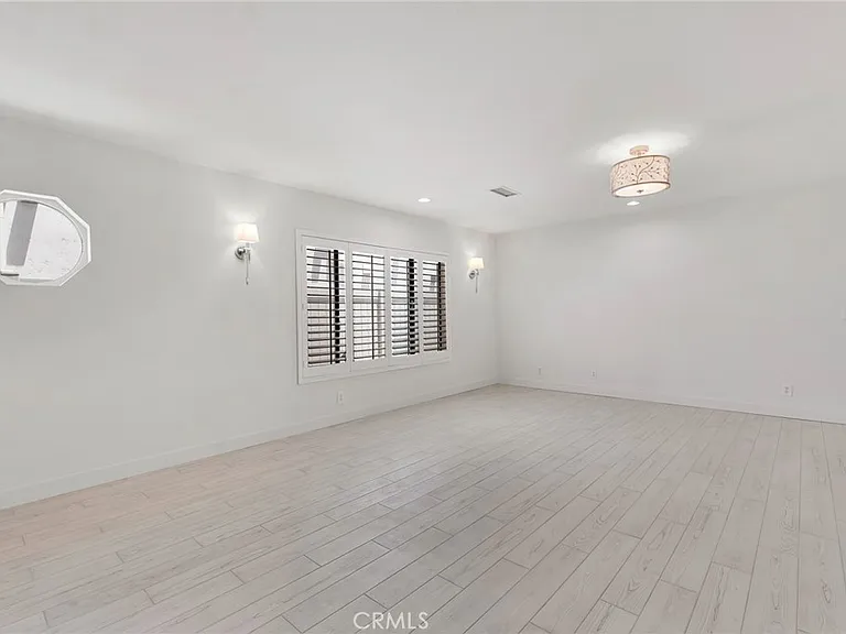 221 Acacia Ln — Photo 10