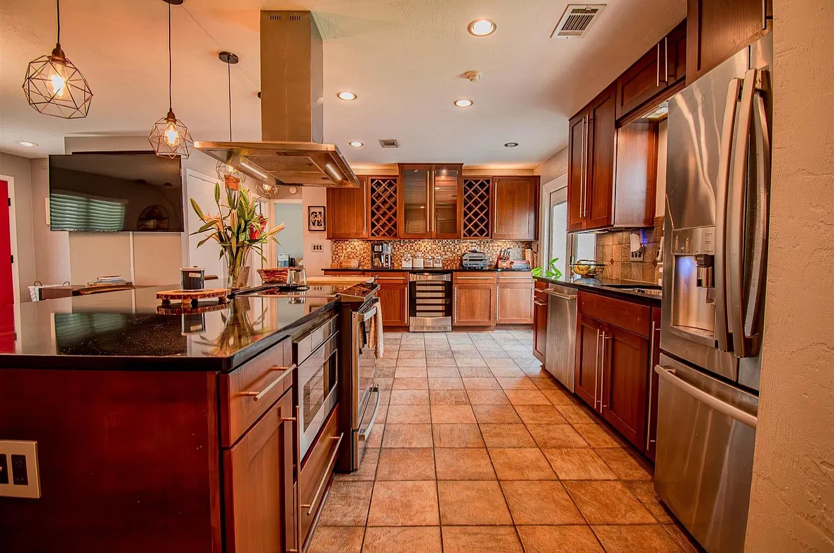 3 bed, 1004 sqft, $2,350 — Photo 3