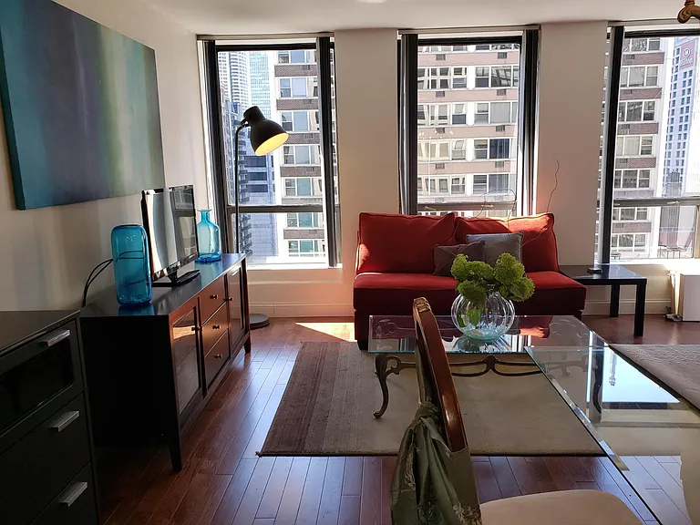 260 E Chestnut St — Photo 14