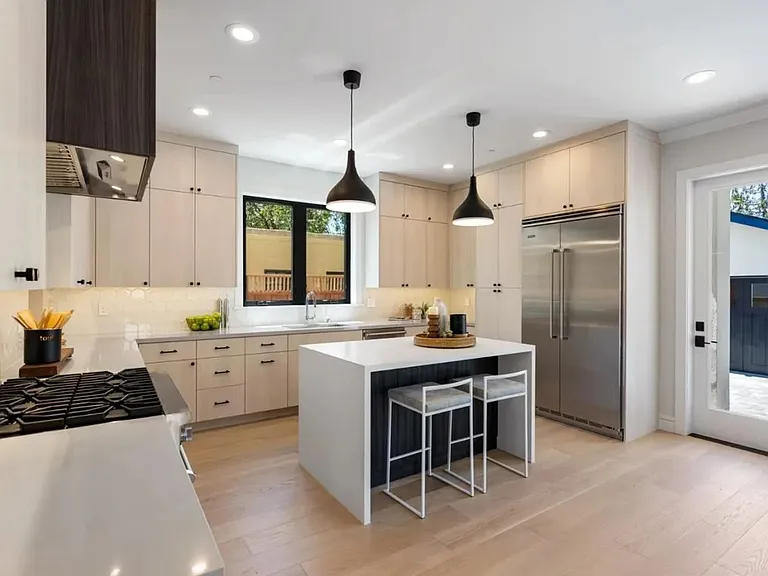 358 Iris St — Photo 3