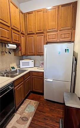5th image of 1740 Jackson Ave Unit B