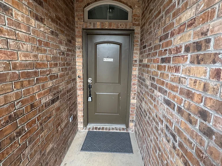 438 Ambrose Ave — Photo 2