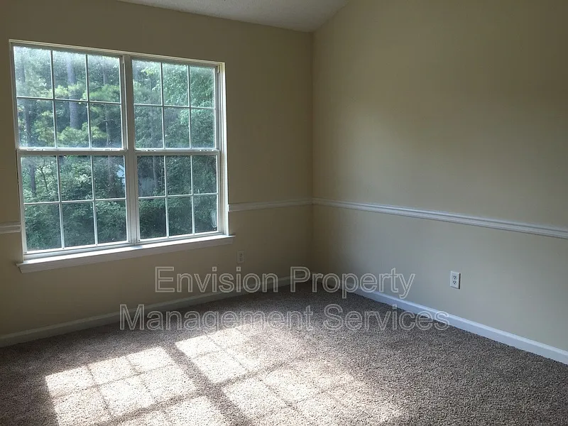 4 bed, 2.5 bath, 2400 sqft, $1,750 — Photo 2