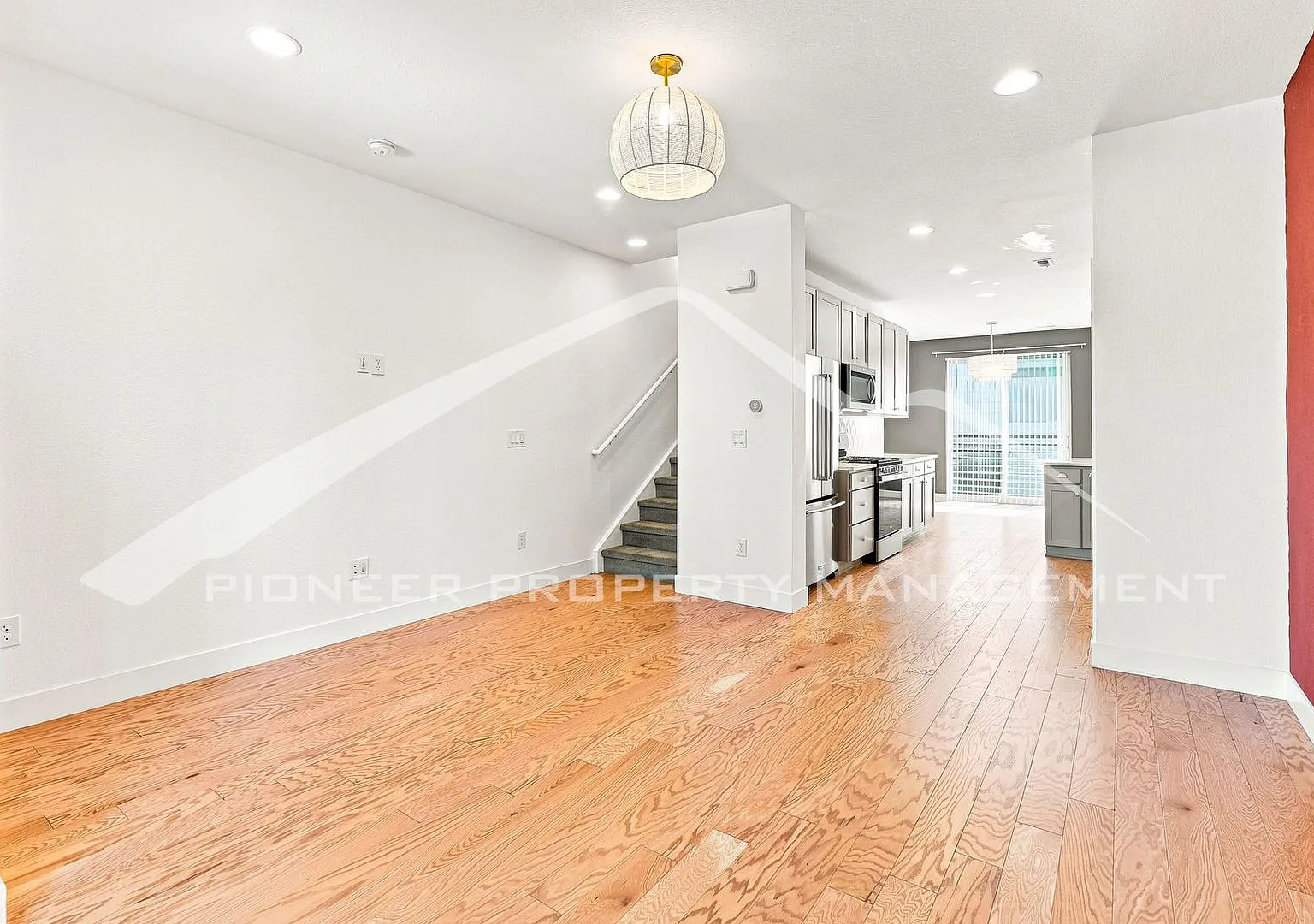 Gorgeous Townhouse with Central AC and Rooftop Deck — Photo 4