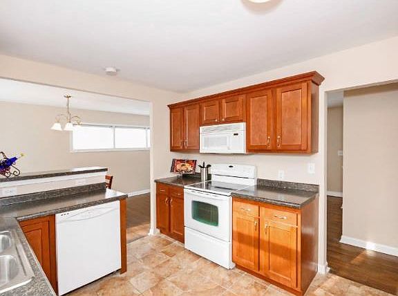4th image of 2464 Gisella Blvd
