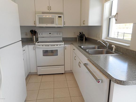 3rd image of 673 SW Lemon Hill Dr