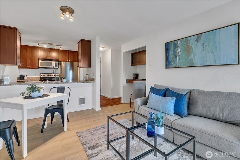4th image of 2512 E Madison Street #303
