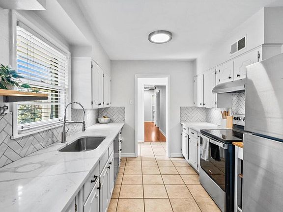 3rd image of 5126 Norich Ave
