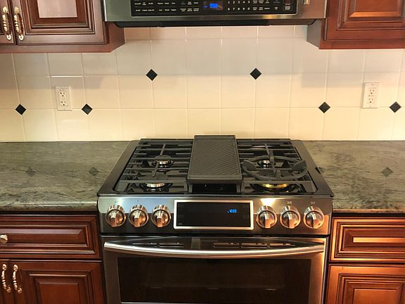 3rd image of 442 Pin Oak Dr
