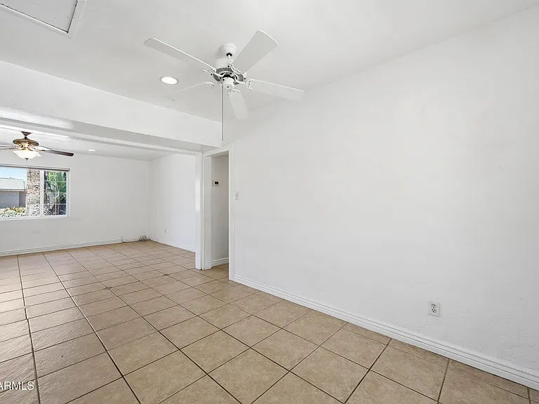 1031 E Vermont Ave — Photo 7