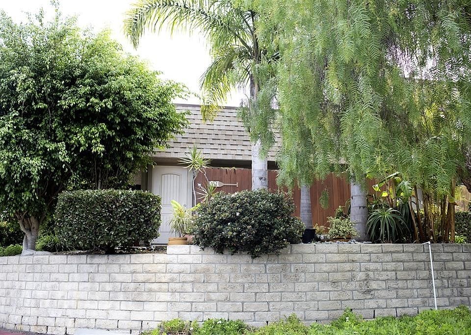 Quiet corner unit with lush foliage.