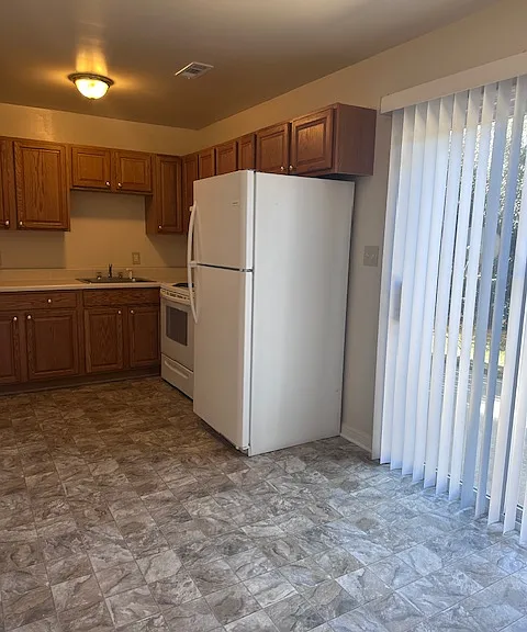 100 Oak Ave — Photo 2