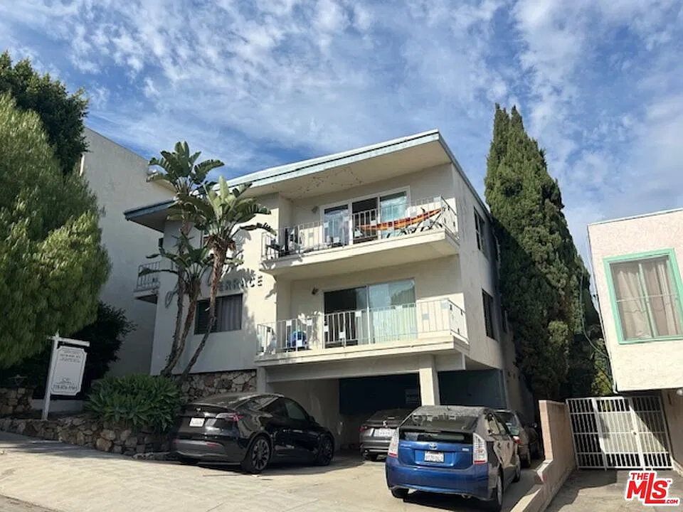 2 bed, 2.0 bath, 1000 sqft, $2,985 — Photo 2