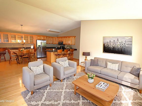 2nd image of 829 Autumn Way